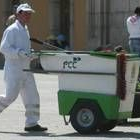 En la imagen, uno de los operarios del servicio de limpieza municipal de Ponferrada