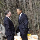 El gobernador de Virginia, Tim Kaine, conversa con Barack Obama mientras visitan unas obras