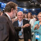 Rajoy saluda a Cifuentes, en la clausura de la convención popular, el pasado 8 de abril en Sevilla.