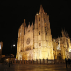 La Catedral de León, iluminada por la noche. FERNANDO OTERO.