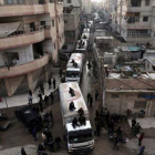 Convoy de ayuda humanitaria por las calles de Kafr Batna.