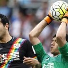 Rulli y Miku pugnan por un esférico en Anoeta.