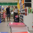 Las familias compran todo el material necesario para el curso académico. ANA ESCOBAR