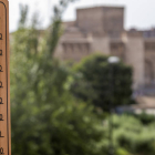 Vista de un termómetro sobrepasando los 40 grados en Zaragoza. JAVIER BELVER