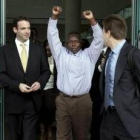 Crotzer, con los brazos en alto, sale de la prisión de Tampa, donde pasó 24 años