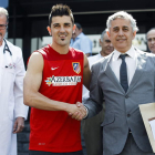 Villa y el médico del Atlético, Villalón, tras el reconocimiento.