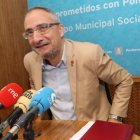 El portavoz socialista, Olegario Ramón, ayer en rueda de prensa. L. DE LA MATA