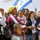 Inmigrantes africanos en Israel y ciudadanos israelíes protestan este martes en Jerusalén contra las políticas migratorias del Gobierno de Netanyahu.