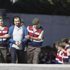 Soldados turcos escoltan a los 47 acusados de planificar el asesinato de Erdogan, antes de su juicio en Mungla (Turquía), el 4 de octubre