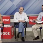 Rubalcaba, con los responsables del comité electoral de su partido, Valenciano y  Hernando.