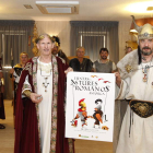 El César y el jefe de las tribus astures muestran la obra premiada.