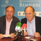 El concejal de Bienestar Social, Sigfrido Benavides, y el alcalde, José Manuel Otero, ayer
