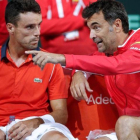Bruguera conversa con Bautista, durante su partido de Copa Davis en Lille.