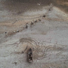 Imagen tomada desde un dron de una barca sobre la superficie seca de la tierra del pantano de Yesa. JESÚS DIGES