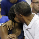 Barack Obama besa a su esposa Michelle, durante el partido entre EEUU y Brasil, en Washington.