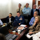 Barack Obama (segundo por la izquierda), rodeado de su equipo de seguridad, entre ellos el vicepresidente Joe Biden (izquierda) y la secretaria de Estado Hillary Clinton, en la sala de crisis de la Casa Blanca, siguiendo la operación que acabó con la vida