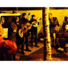 Música en directo amenizó la chocolatada popular.