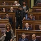 El portavoz de ERC, Gabriel Rufián abandona este miércoles el hemiciclo en protesta por los registros efectuados en Barcolena.