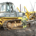 Un bulldozer, en el incendio que afectó a La Vega de Almanza y Villamorisca.