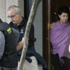 Los padres de Asunta, Alfonso Basterra y Rosario Porto, tras el registro de sus respectivos domicilios, en septiembre del 2013.