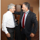 Silvano saluda a Cerezo antes de la reunión en la que Villar le obsequió por el aniversario del club.