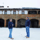 Huberto Allende y su mujer, frente al palacio. SECUNDINO PÉREZ