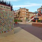 Placas de cerámica con la fecha del nacimiento de cada bebé del municipio, en el parque de Trobajo. DL