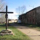 Una cruz marca el final de una calle que el Ayuntamiento de Astorga pavimentará este año