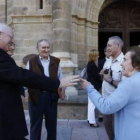 El arzobispo de Santiago saluda a unos feligreses antes de entrar en la catedral de Astorga.