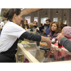 La trabajadora de uno de los gastrobares abiertos en el mercado de Abastos atiende a un amplio número de clientes.