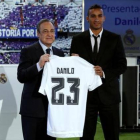 Florentino Pérez entrega la camiseta a Danilo en el acto de presentación del jugador.