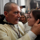 Antonio Banderas abraza a su hija, Estela del Carmen, antes de salir como penitente de Las Lágrimas. A la izquierda, la novia del actor, Nicole Kimpel.