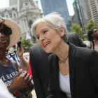 La candidata verde Jill Stein habla con sus simpatizantes.