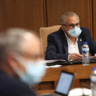 El alcalde Olegario Ramón, en primer plano, con su hasta hace poco concejal del PSOE, Manuel de la Fuente, ayer en el Pleno. L. DE LA MATA