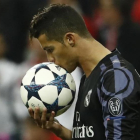 Cristiano Ronaldo besa el balón antes de lanzar una falta.