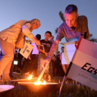 Ciudadanos egipcios encienden velas durante una vigilia por las 66 víctimas del vuelo de EgyptAir MS804, en la Opera House de El Cairo, el 26 de mayo.