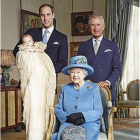 La reina Isabel II, junto a los tres herederos británicos; los príncipes Carlos, Guillermo y Jorge.
