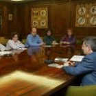 Un momento de la reunión del alcalde y Covadonga Soto con los inmigrantes