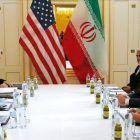 La delegación de EEUU, presidida por el secretario de Estado, John Kerry, con la delegación iraní liderada por su homólogo Javad Zarif, el 16 de enero del 2016.