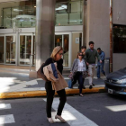 Familiares de Maza abandonaron ayer la clínica Bazterrica de Buenos Aires donde falleció. D. FERNÁNDEZ