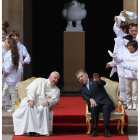 Juan Manuel Santos (d), recibe al papa Francisco (i). MAURICIO DUEÑAS