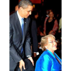 Obama ayuda a sentarse a la presidenta de Chile, Michelle Bachelet