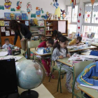 La escuela de Grulleros es la más pequeña del CRA Cerecedo. Fue reabierta hace unos años a petición de las familias, que pusieron el suelo de corcho.