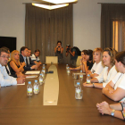 Las mujeres de los mineros en la reunión con Isabel Carrasco en la Diputación.