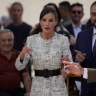 La reina Letizia acompañada del jefe del Ejecutivo asturiano, Adrián Barbón, a su llegada a la apertura del curso de Formación Profesional 2023/24. PACP `PAREDES