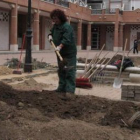 Las brigadas han reformado los jardines de la plaza del Centenario, en la imagen.