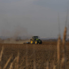 Un tractor prepara la tierra, en una explotación de regadío del Páramo. JESÚS