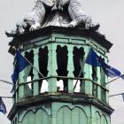 Un edificio luce banderas de la UE en Dinamarca, que preside ahora la UE.