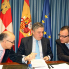 Ruiz Medrano, Tomás Burgos  y Luis Ángel Pérez, ayer en la firma del convenio.