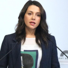 Inés Arrimadas, en rueda de prensa en la sala de prensa del Parlament.